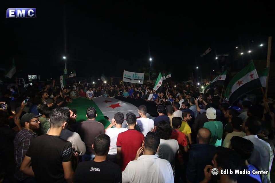 آلاف السوريين يتظاهرون في إدلب ضد “الأسد” و”الجولاني” فيديو