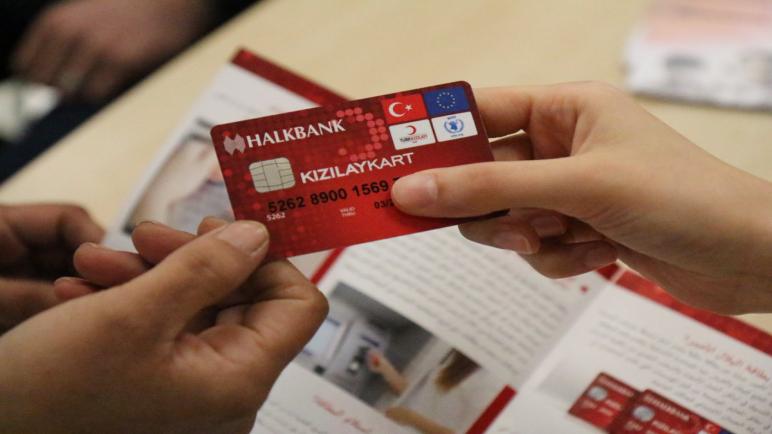 الهلال الأحمر يكشف عن فئة من السوريين سيتم إبطال بطاقاتها وحرمانها من المساعدات