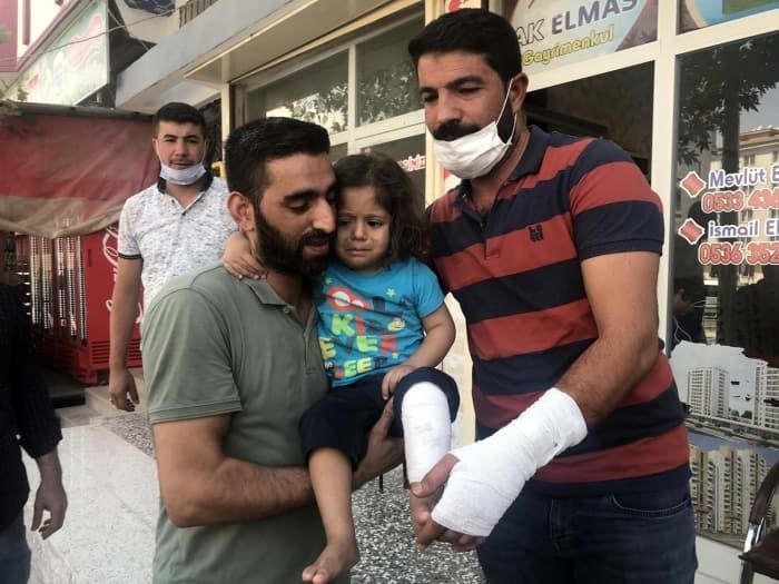 رجل تركي ينقذ طفل سوري أثناء سقـ.ـ وطه من شرفة المنزل في ولاية غازي عنتاب (فيديو)