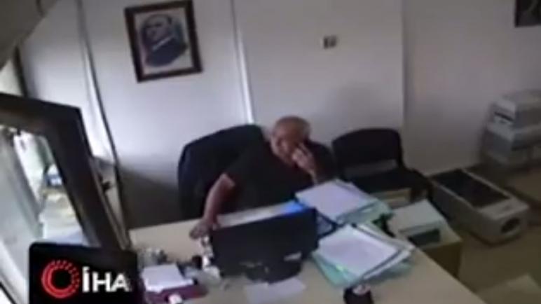 عجوز تركي يستمر في مكالمته الهاتفية رغم وقوع الزلزال في إزمير (فيديو)