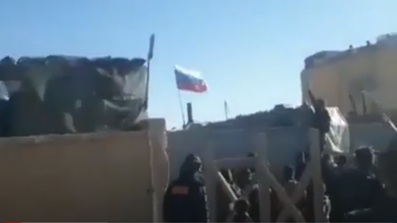 بالفيديو.. أمطار من الحجارة على قاعدة عسكرية روسية في “عين عيسى” شمال الرقة