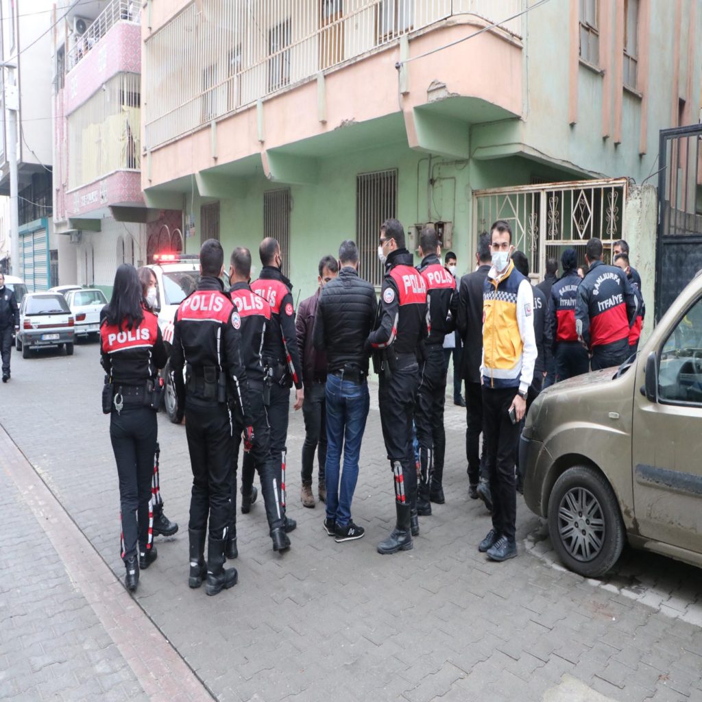 تعرض عناصر من الشرطة التركية للطـ .ـعن في شانلي أورفا