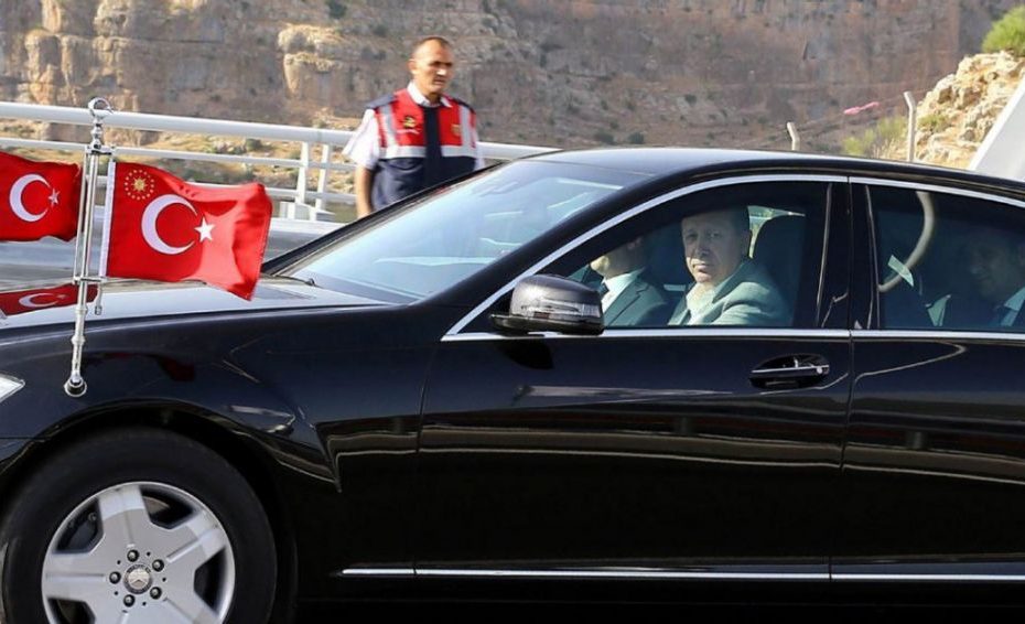 وقوف الرئيس التركي “أردوغان” عند المخبز في أوسكودار