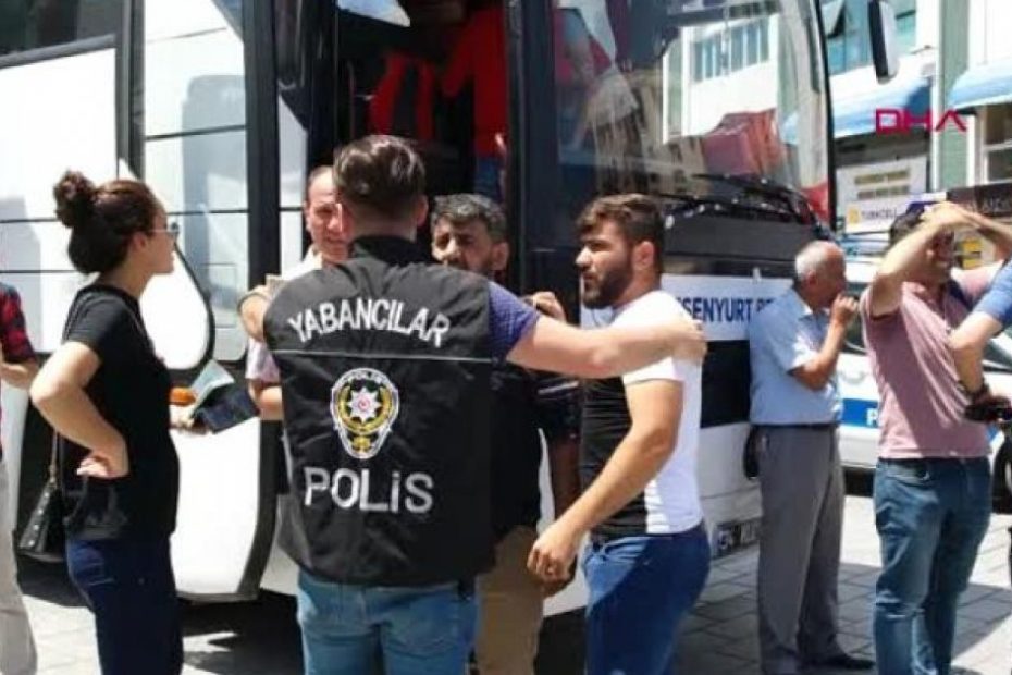 ترحـ.ـيل مجموعة من الأشخاص تم احتـ.ـجازهم في ميدان اسطنبول (صور)