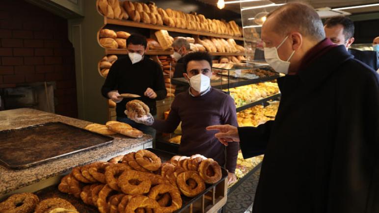وقوف الرئيس التركي “أردوغان” عند المخبز في أوسكودار (صور)