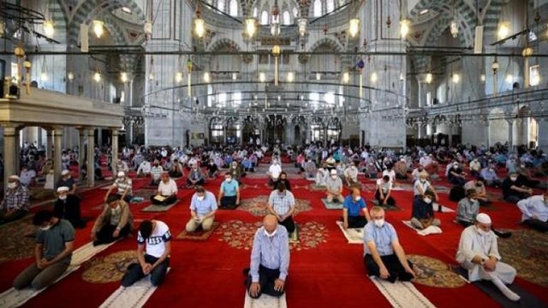 الصحة التركية تحسم الجدل بخصوص إقامة صلاة الجمعة في ظل حظر نهاية العام