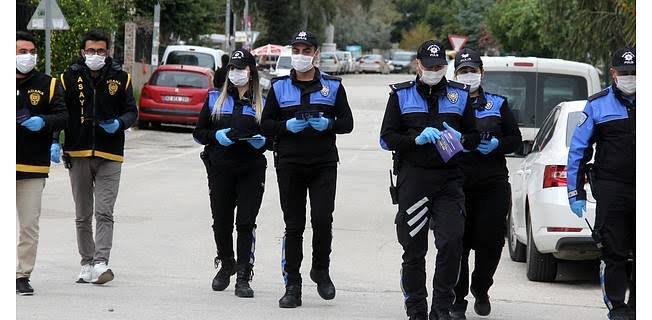 الشرطة التركية تجري حملة تحقق من عناوين السوريين في هذه الولاية