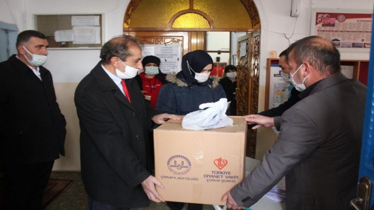 من بينها سورية.. وقف الديانة التركي يوزع مساعدات غذائية ومالية على الأسر المحتاجة في ولاية شوروم