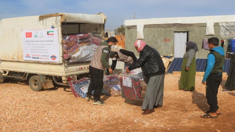 توزيع بطانيات وطرود غذائية في المخيمات شمال سوريا (صورة)