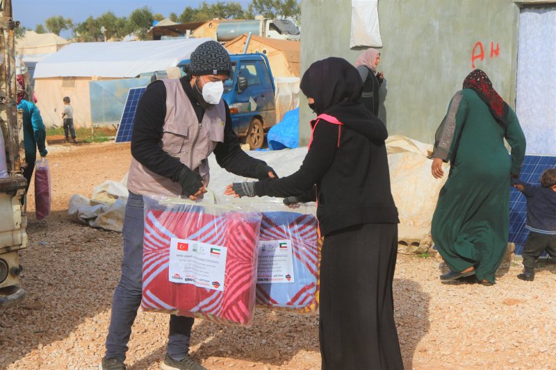 توزيع بطانيات وطرود غذائية في المخيمات شمال سوريا