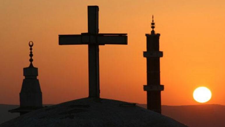مذيع عربي يعلن ارتداده عن الإسلام على الهواء مباشرة واعتناقه المسيحية (فيديو)