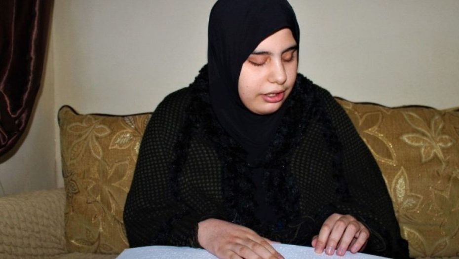 الاعلام التركي يحتفي بفتاة سورية كفيفة حفظت القرآن الكريم في نصف عام فقط (فيديو)