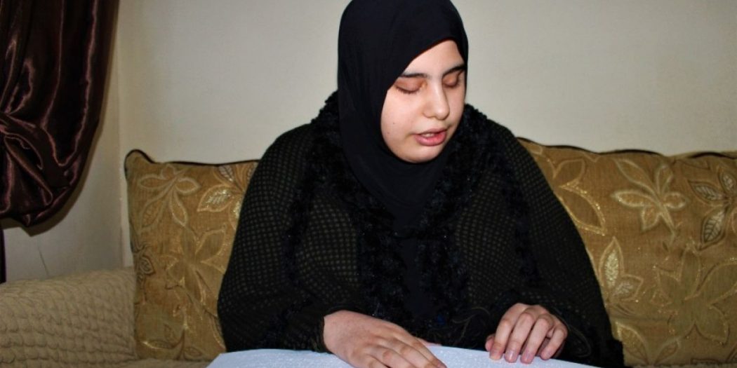 الاعلام التركي يحتفي بفتاة سورية كفيفة حفظت القرآن الكريم في نصف عام فقط (فيديو)
