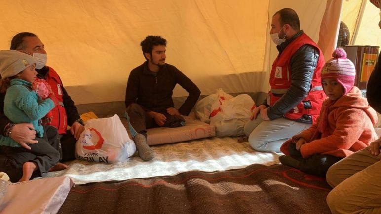 الهلال الأحمر التركي يفرح عائلة يعيلها نازح من ذوي الاحتياجات الخاصة شمالي سوريا