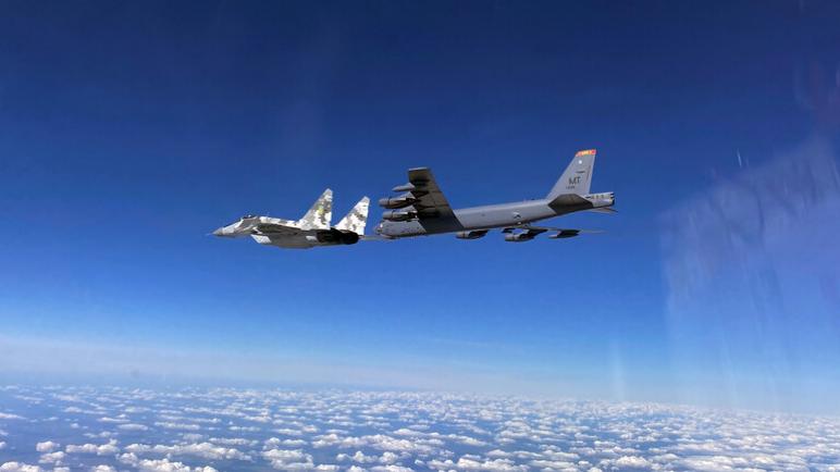 الجيش الأمريكي يرسل قـ.ـاذفتين من طراز B-52 إلى الشرق الأوسط