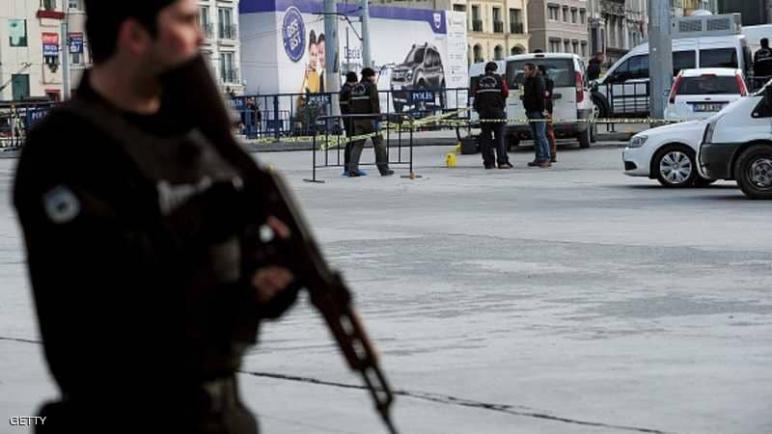 قوات الأمن تعـ.ـتقل شخصاًُ قام بإشـ.ـعال النار بصورة الرئيس أردوغان في أنقرة (صور)