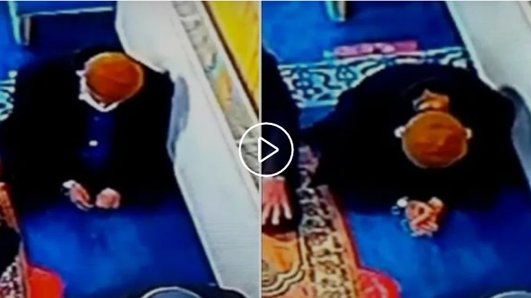 شاهد: لحظة وفـ.ـاة صديق الزعيم التركي “نجم الدين أربكان” أثناء صلاته في المسجد