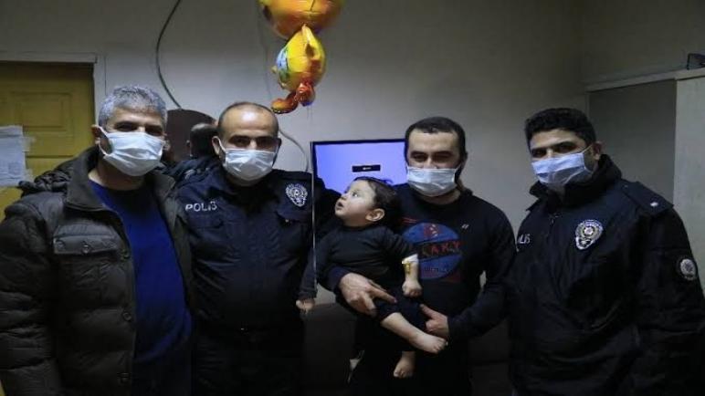 أضنة: شرطي تركي ينقذ طفل سوري من المـ.ـ وت بعد أن اختـ.ـ نق بقشرة البذرة