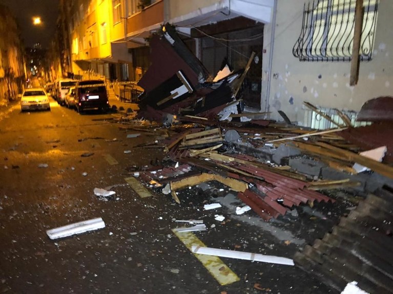 عاصفة عاتية تقتلع الأسقف والأشجار وكل شيء في طريقها بولاية إسطنبول