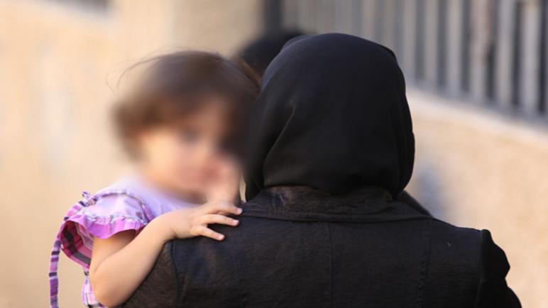 بكيت يومين لشعوري بالهوان.. سيدة سورية تبيع شعرها لإطعام أطفالها