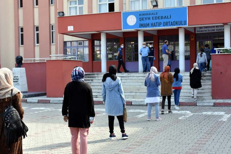 والي ولاية تركية يقر بإيقاف دوام المدارس وإعادة التعليم عن بعد