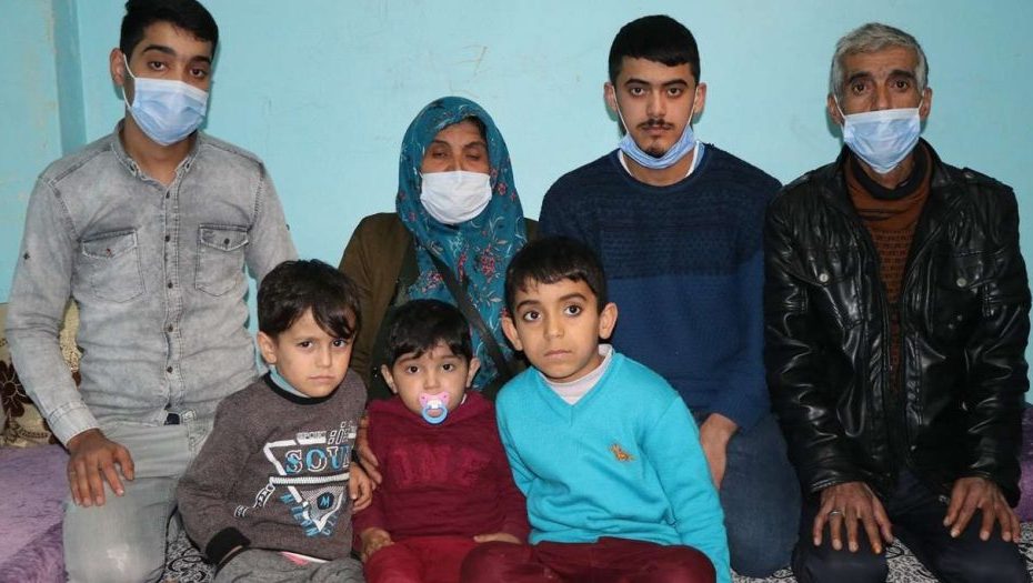 عائلة سورية تسلم حقيبة فيها مال وذهب لصاحبها التركي بالرغم من ظروفها الصـ.ـعبة (فيديو)