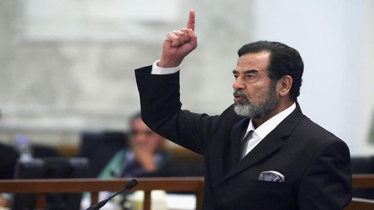 ظاهرة غير متوقعة… ظهور “صدام حسين” في عزاء القاضي الذي حاكمه وردود فعل غاضبة تفجـ.ـر منصات التواصل الإجتماعي (صورة)