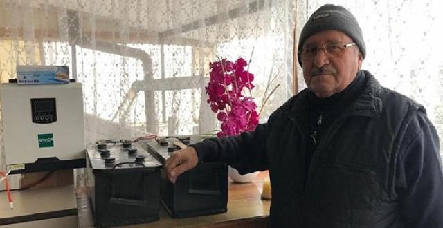 مسن تركي لم يدفع قرشا واحدا لفاتورة الكهرباء منذ 8 سنوات بفضل النظام الذي أنشأه (فيديو)