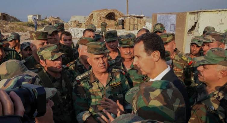 بتوجيه من الروس.. بشار الأسد يقلب قيادات جيشه رأساً على عقب ويصدر قرارات وتعيينات شملت مناصب قيادية كبيرة