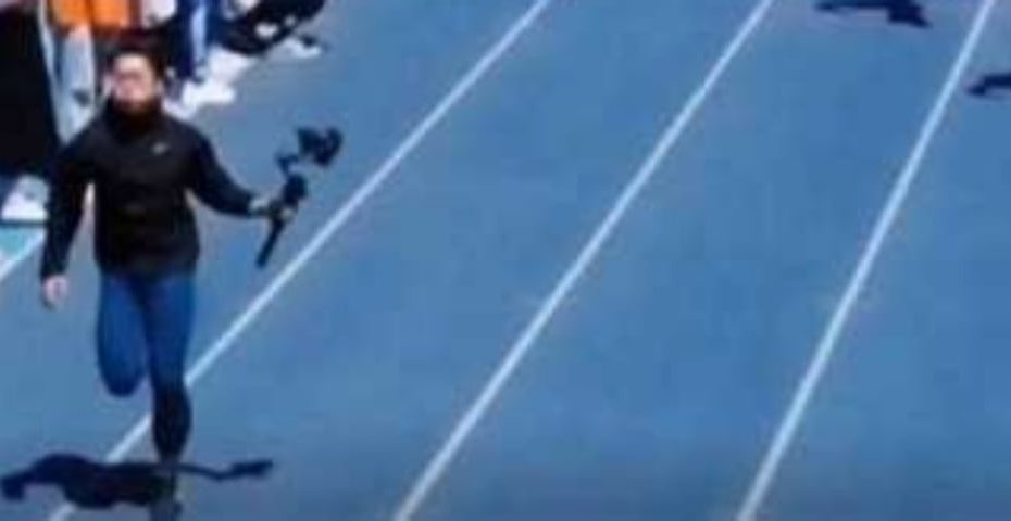 مصور صيني يسبق العدائين في تحدي 100 متر ويلقى إشادة عالمية (صورة + فيديو)