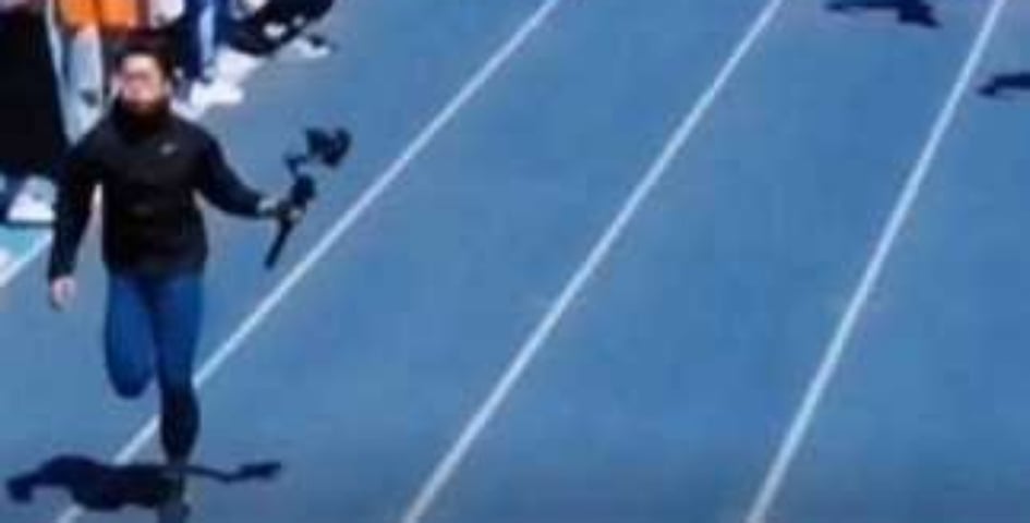 مصور صيني يسبق العدائين في تحدي 100 متر ويلقى إشادة عالمية (صورة + فيديو)