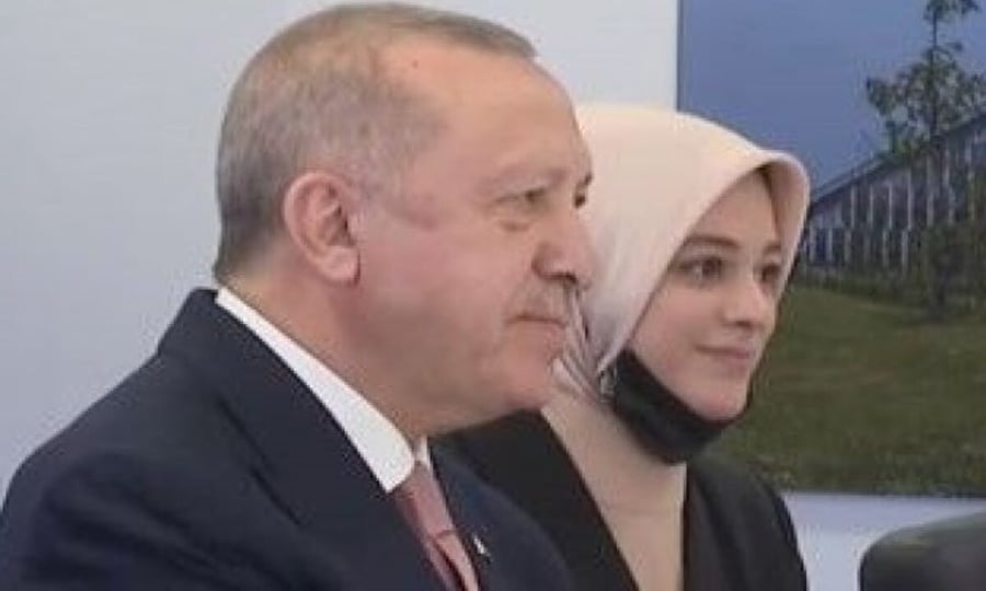 احتفاء كبير بشابة عربية محجبة اختارها أردوغان لتكون إلى جانبه أمام زعماء العالم وفي كل وقت (صور)