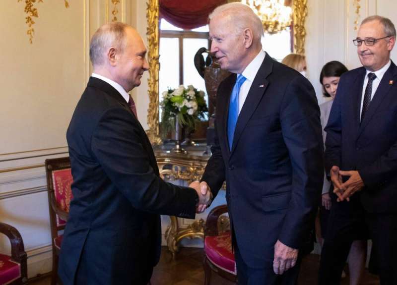 بوتين يعرض على بايدن مصالحة الأسد.. مصدر يكشف رد الرئيس الأمريكي على الروسي