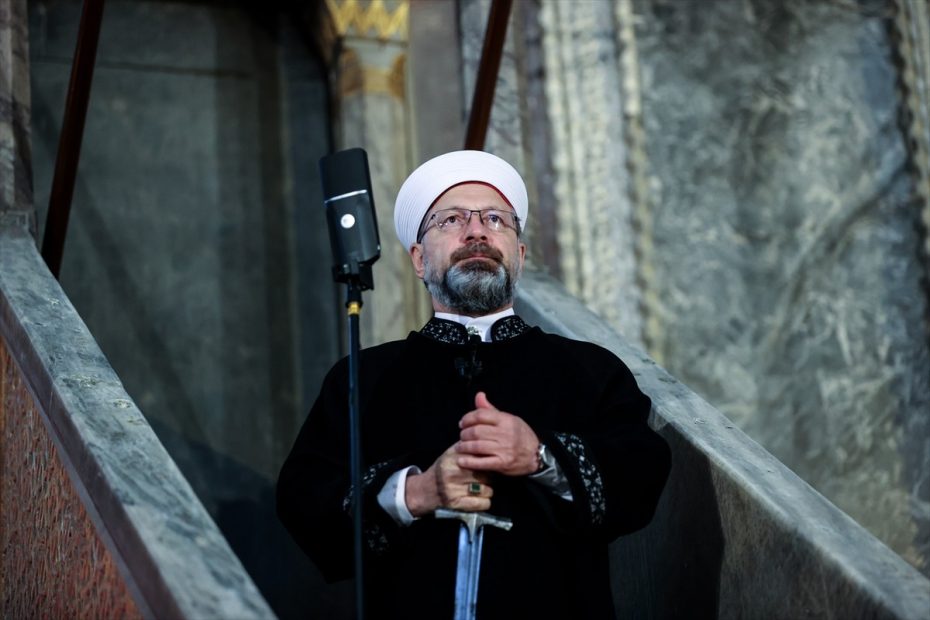 رئيس الشؤون الدينية التركي يرفع الأذان بإتقان في بلغاريا (فيديو)