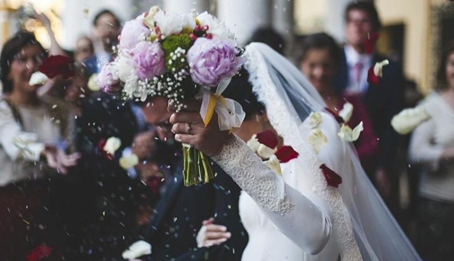 هديـ.ـة استثنائية في حفل زفاف عروسين لبنانيين تثير اهتمام الراغبين بالزواج وتساعدهم (فيديو)
