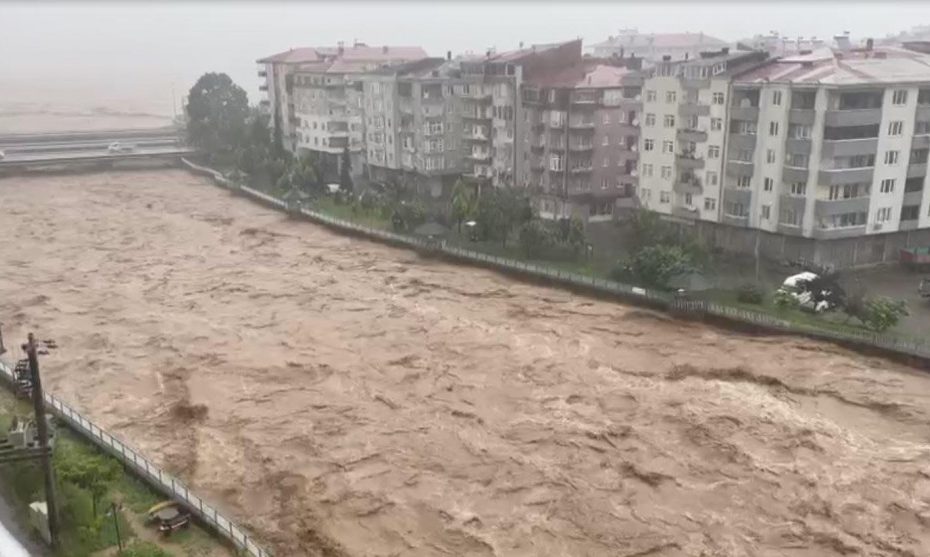 فيضانات ريزا تغمر الشوارع وتغلق مداخل الأبنية والطرقات (فيديو)