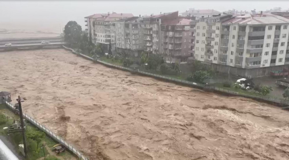 فيضانات ريزا تغمر الشوارع وتغلق مداخل الأبنية والطرقات (فيديو)