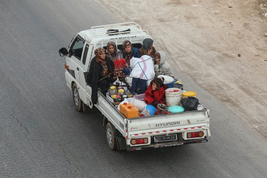 سوريون يبدأون بالانتقال إلى المناطق الآمنة لتأسيس حياة جديدة ودعوة لسوريي الخارج للقدوم إلى مناطق محددة