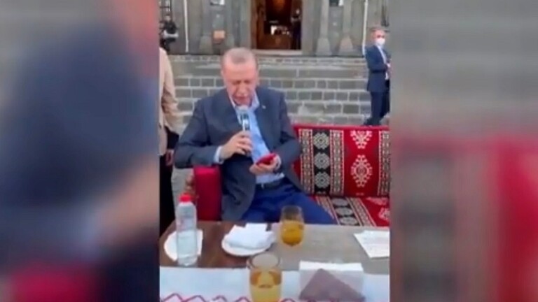 الرئيس أردوغان يكشف عن موهبته بالغناء والإنشاد أمام الشعب التركي (فيديو)
