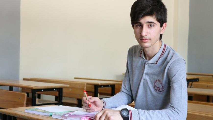 طالب سوري في تركيا يتفوق على مليون شاب تركي بأهم وأصعب اختبار لهم