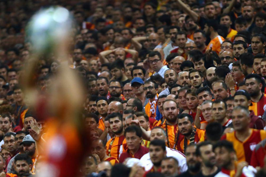 جمهور تركي كبير من المشجعين يهتفون بصوت واحد لانريد اللاجئين لانريد السوريين ارحلوا (فيديو)