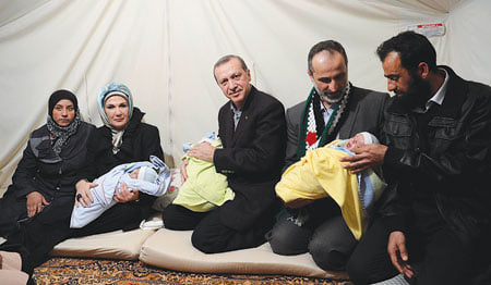 دولة أجنبية تقدم ملايين الدولارات كقرض للسوريين في تركيا وكل من يقف معهم