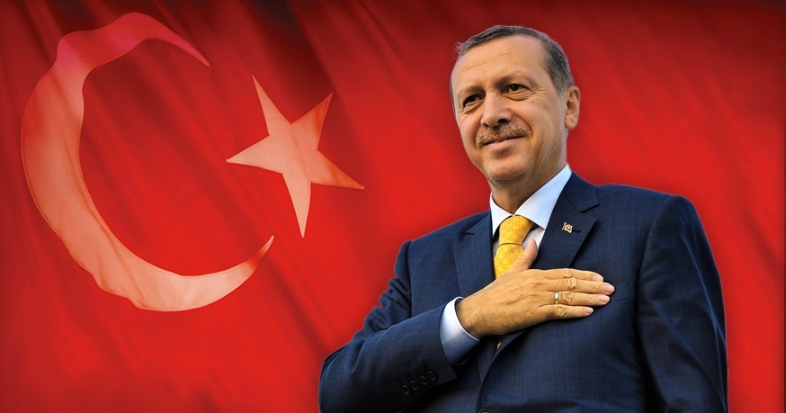 الرئيس التركي رجب طيب أردوغان يرفع علم جهة سورية معارضة ويشيد بها أمام العالم! (صورة)