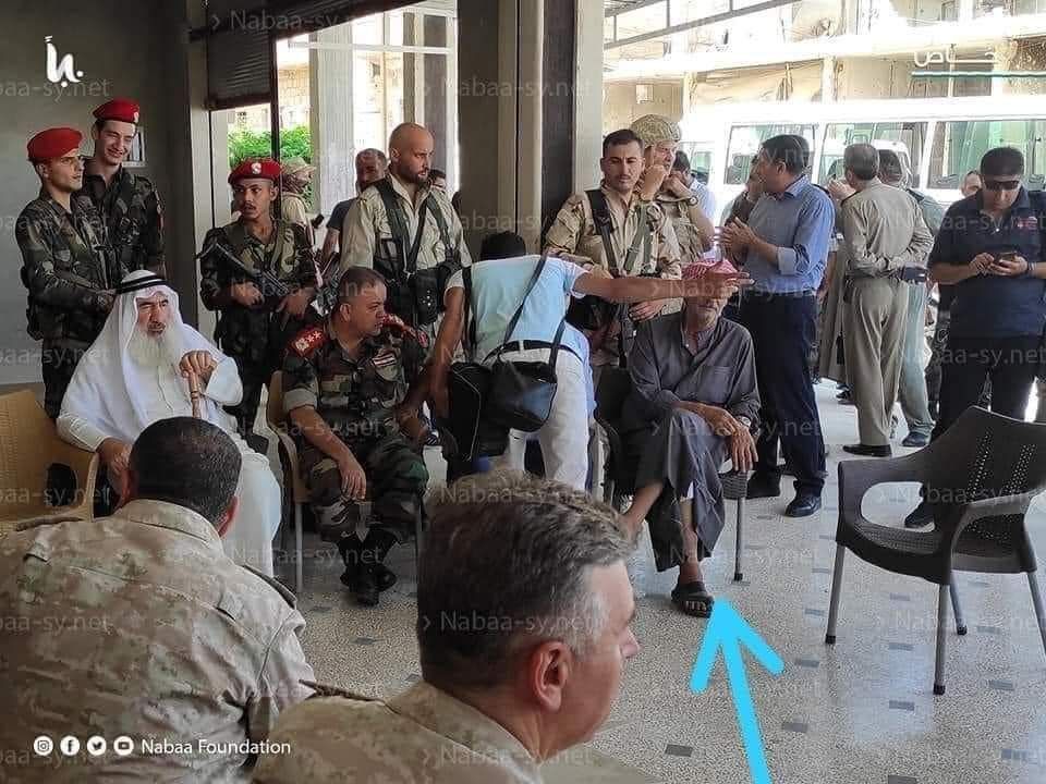 بعد أن أصبح رمزاً للثورة السورية أبو علي الدرعاوي يثير الجدل بعد عنـ.ـاقه مع ضباط نظام الأسد ومصالحتهم (صور)