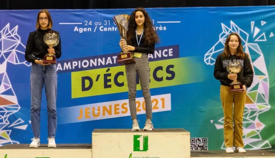شابة سورية تفوز بجائزة عالمية في فرنسا وتوجه رسالة هامة للشباب السوريين للوصول إلى ماوصلت له (فيديو)