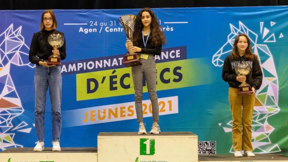 شابة سورية تفوز بجائزة عالمية في فرنسا وتوجه رسالة هامة للشباب السوريين للوصول إلى ماوصلت له (فيديو)