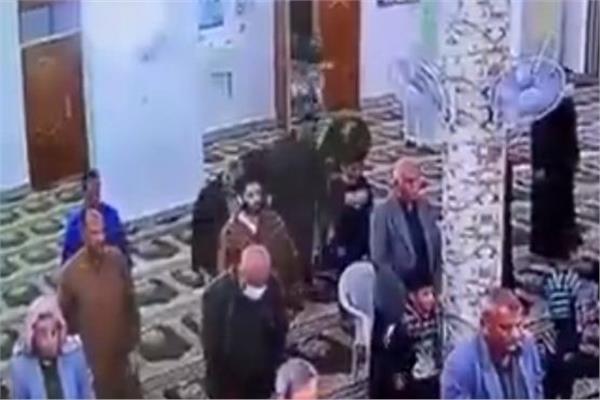 شخص يسقـ.ـط ميـ.ـتاً على ظهره وهو يُصلي المغرب بالمسجد! (فيديو)