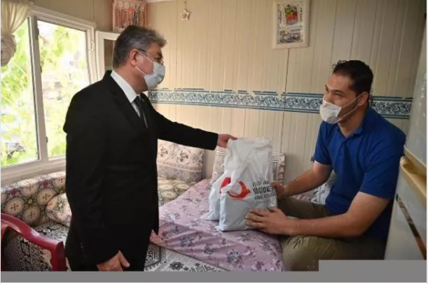 تركيا تكـ.ـشف عن أطول رجل سوري في العالم وتقوم بزيارته رسميا وتقدم له مساعدة