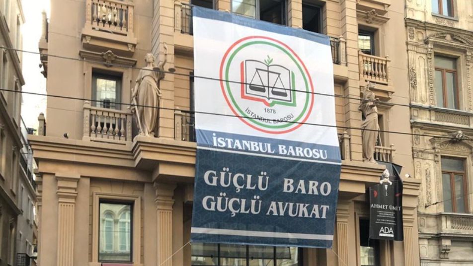 مجموعة من كبار المحامين الأتراك يشكلون مركزا لأجل السوريين في البلاد ويصدرون البيان الأول لمعرفة القادم بحقهم