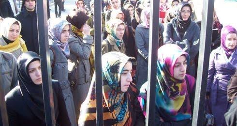 رئيس المعـ.ـارضة التركية يطلب السماح ويعتذر من النساء المحجبات بعد إسـ.ـاءته لهن (فيديو)